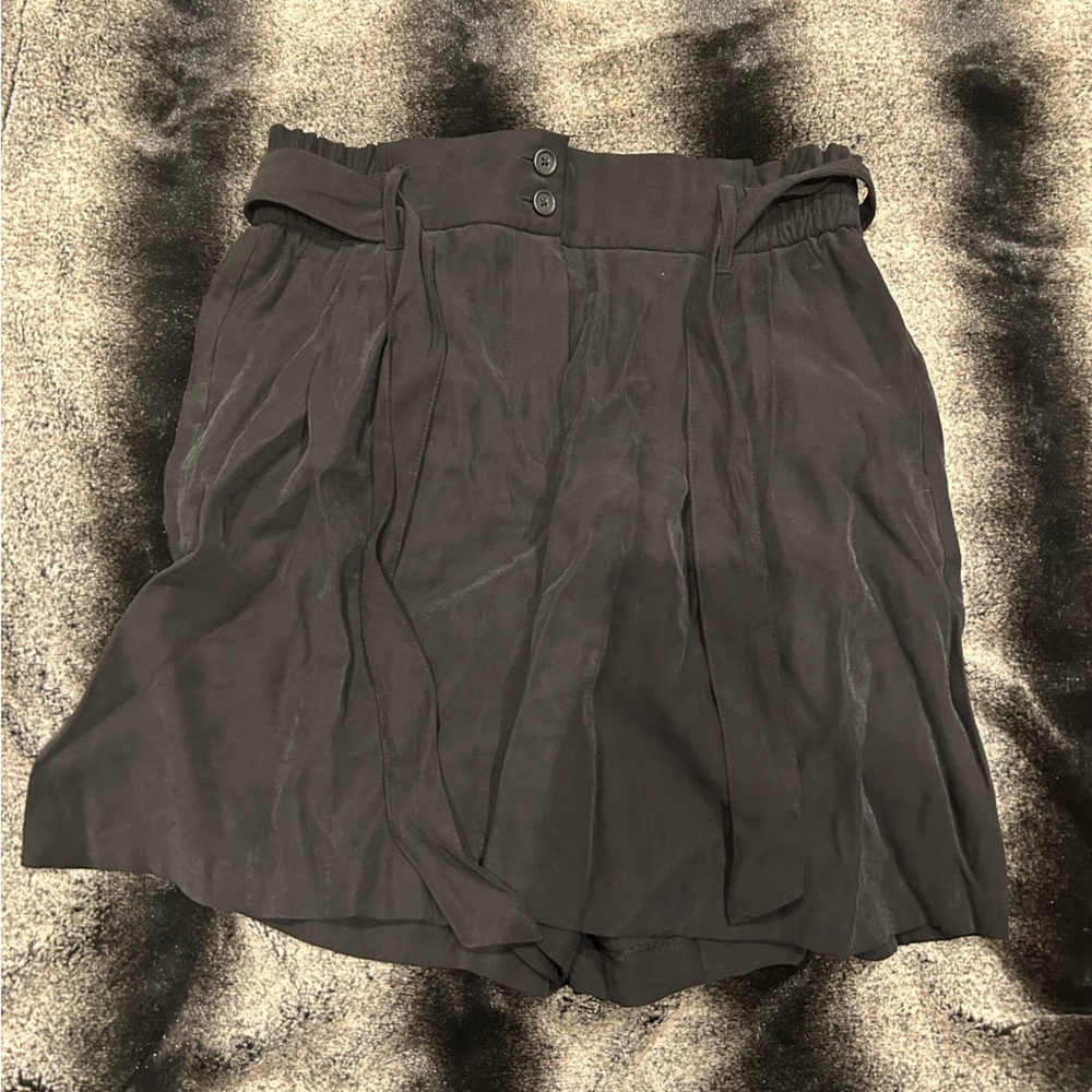 Vera Wang Shorts in Black, Size M